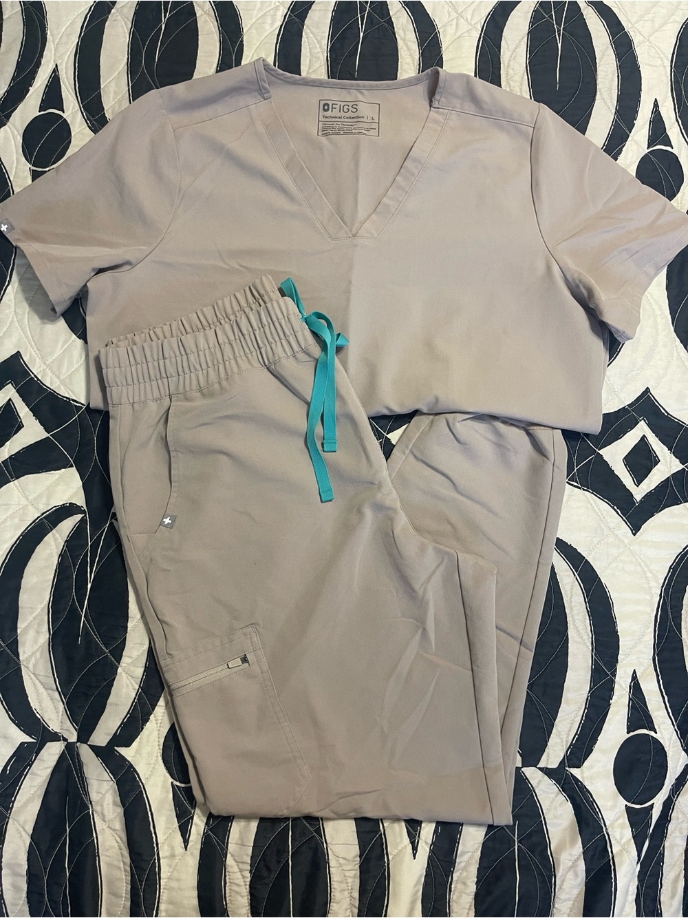 FIGS Boulder Casma Three-Pocket Top & Zamora High Waisted Jogger Scrub Set – Lar
